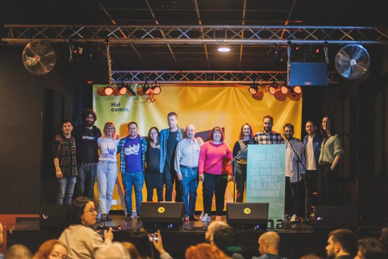 Aína presenta énte decenes de persones el so programa políticu