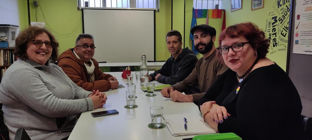 Representantes d’Aína y Verdes Equo Asturies comparten espaciu de diálogu en La Llegra
