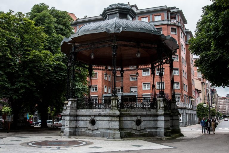 Aína propón ameyorar la illuminación de la zona de xuegu infantil nel parque Dolores Fernández Duro
