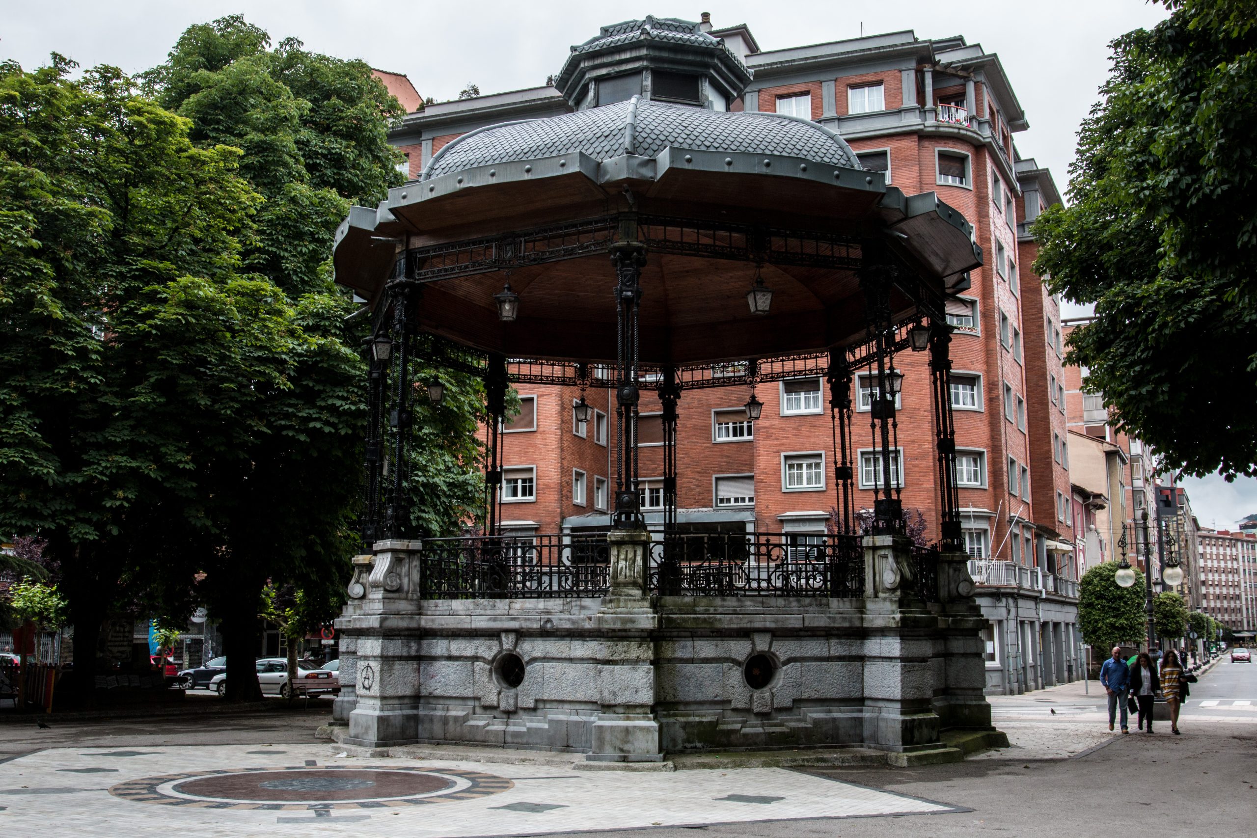 Aína propón ameyorar la illuminación de la zona de xuegu infantil nel parque Dolores Fernández Duro