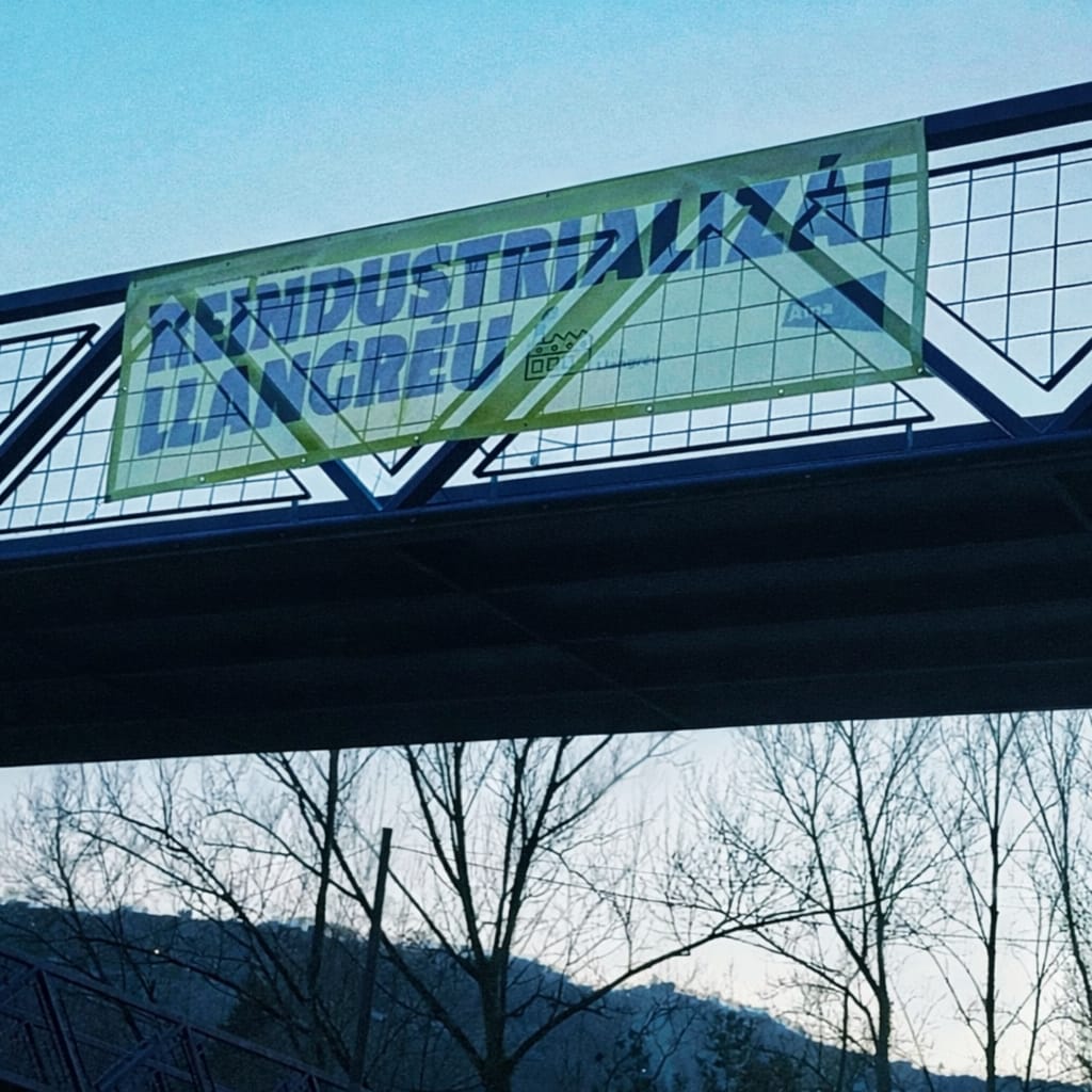 Volvéi la industria al pueblu: Aína presenta en Llangréu una campaña y manifiestu pa reindustrializar les cuenques mineres