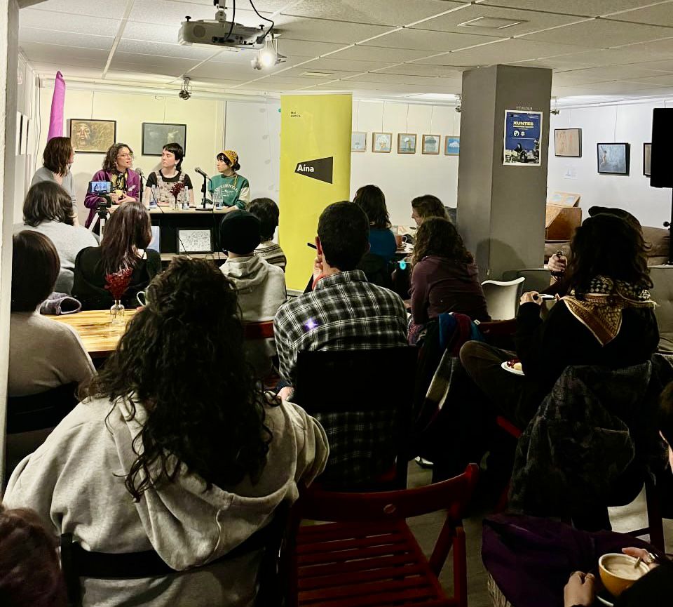 Aína Mocedá y la estaya de Feminismu entamen una mesa redonda col títulu “Xuntes facemos camín” en Xixón”